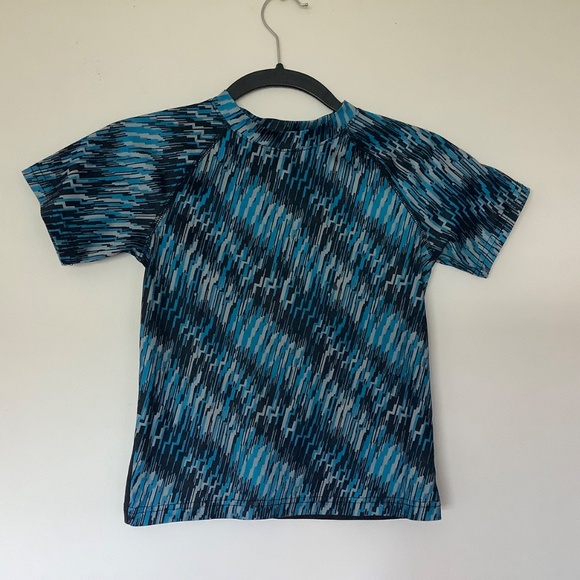 Bundle of 2 Boy T Shirts Disney Incredibles 2 and Gymboree - Picture 8 of 11